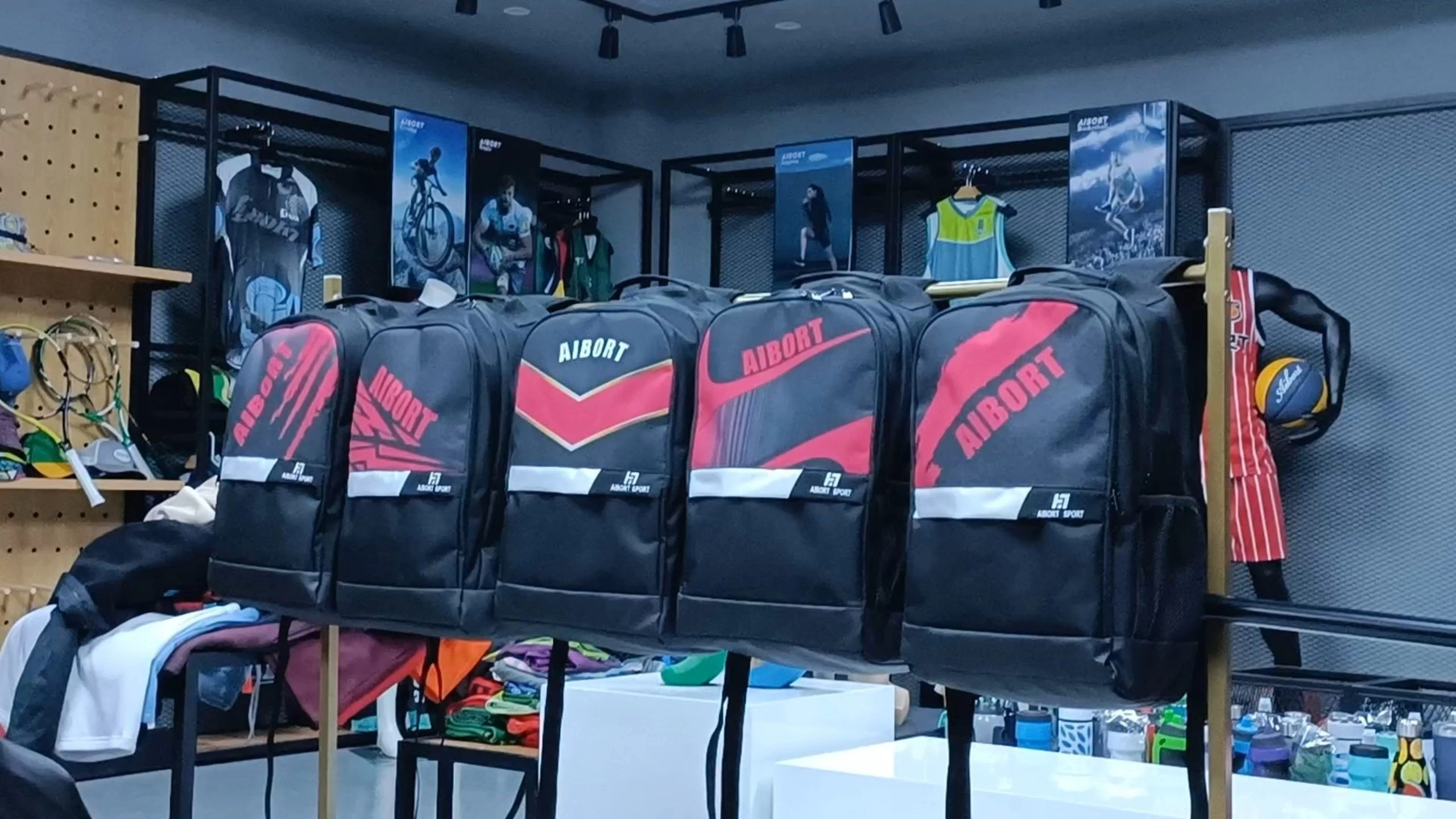 Tüm spor takımlarınızın kitine uyacak kişiselleştirilmiş spor çantaları, Sırt çantanızı renginiz, bedeniniz, şekliniz, logonuz, oyuncu numaranız ve oyuncu soyadınızla kişiselleştirin 1
